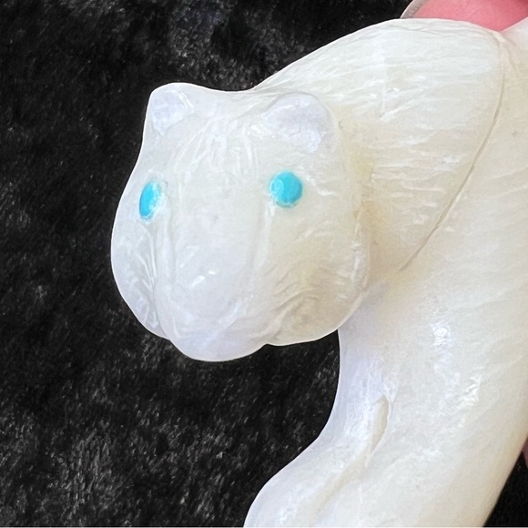 CLIVE HUSTITO CARVED ALBINO MOUNTAIN LION MARBLE TURQUOISE FETISH SIGNED - Picture 5 of 8